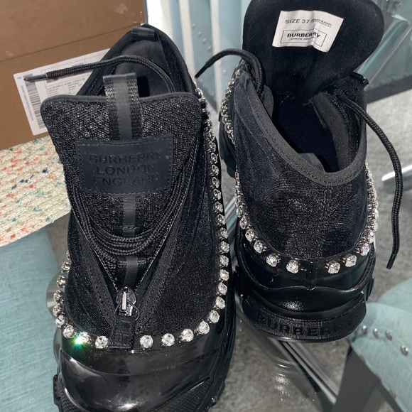 These are  Burberry Arthur with Rhinestone size 37 worn only once original box - Picture 3 of 6